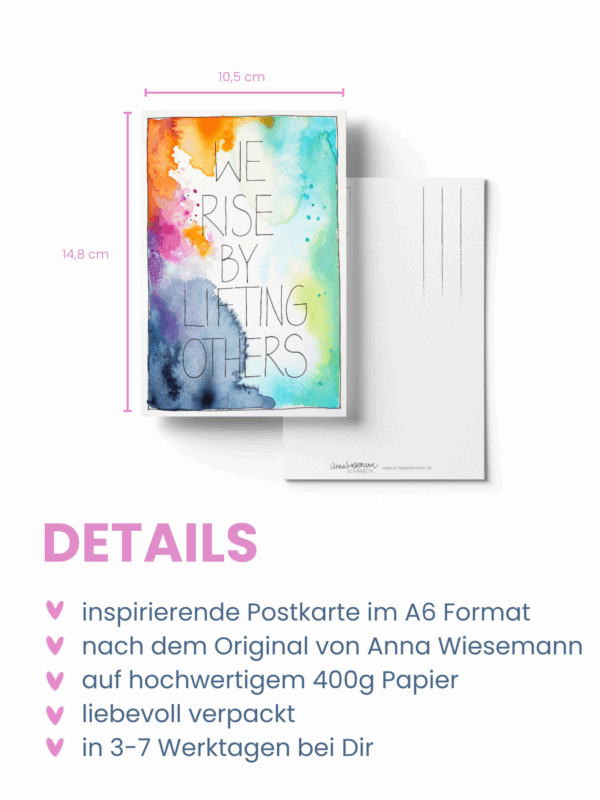 Eine Postkarte aus der Anna in Farben-Kollektion von Anna Wiesemann. Die Vorderseite zeigt eine Aquarellmalerei in Gelb-, Blau-, Grün-, Gelb- und Rottönen mit dem handgeschriebenen Text:„We rise by lifting others“. Die Rückseite enthält klassische Postkartenlinien für Adresse und Briefmarke sowie den kleinen Schriftzug „Anna Wiesemann – IN FARBEN“ mit der Website www.annawiesemann.de. Das Design wirkt leicht, kreativ und inspirierend.
