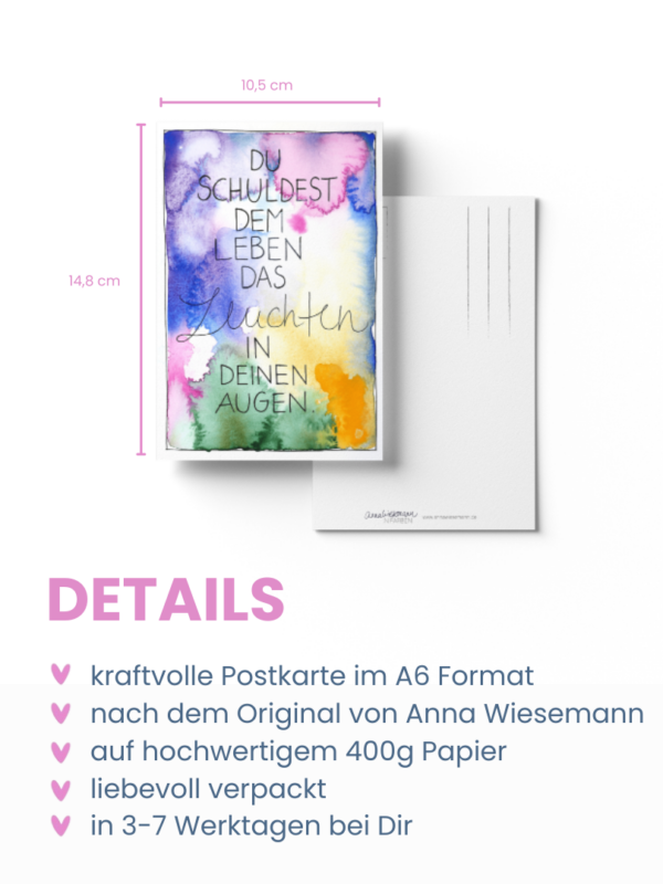 Eine Postkarte aus der Anna in Farben-Kollektion von Anna Wiesemann. Die Vorderseite zeigt eine Aquarellmalerei in Gelb-, Blau-, Grün- und Rosatönen mit dem handgeschriebenen Text: „Du schuldest dem Leben das Leuchten in deinen Augen“. Die Rückseite enthält klassische Postkartenlinien für Adresse und Briefmarke sowie den kleinen Schriftzug „Anna Wiesemann – IN FARBEN“ mit der Website www.annawiesemann.de. Das Design wirkt leicht, kreativ und inspirierend.