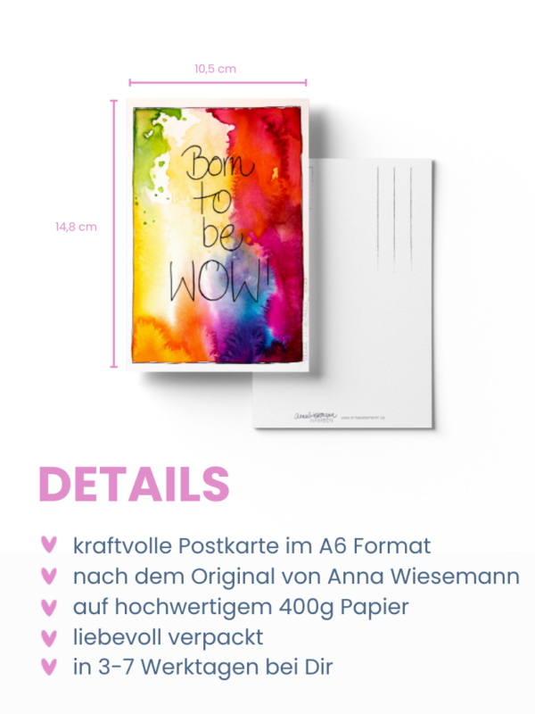 Eine Postkarte aus der Anna in Farben-Kollektion von Anna Wiesemann. Die Vorderseite zeigt eine Aquarellmalerei in Gelb-, Blau-, Grün-, Gelb- und Rottönen mit dem handgeschriebenen Text:„Born to be wow“. Die Rückseite enthält klassische Postkartenlinien für Adresse und Briefmarke sowie den kleinen Schriftzug „Anna Wiesemann – IN FARBEN“ mit der Website www.annawiesemann.de. Das Design wirkt leicht, kreativ und inspirierend.