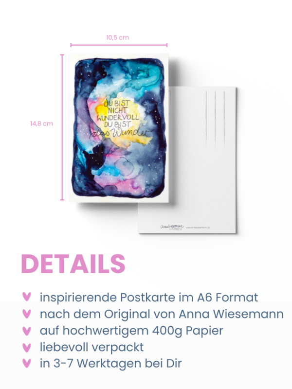 Eine Postkarte aus der Anna in Farben-Kollektion von Anna Wiesemann. Die Vorderseite zeigt eine Aquarellmalerei in verschiedenen Blautönen mit Gelb und Rosa mit dem handgeschriebenen Text:„Du bist nicht wundervoll, Du bist das Wunder". Die Rückseite enthält klassische Postkartenlinien für Adresse und Briefmarke sowie den kleinen Schriftzug „Anna Wiesemann – IN FARBEN“ mit der Website www.annawiesemann.de. Das Design wirkt leicht, kreativ und inspirierend.