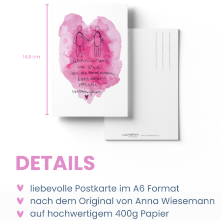 Eine Postkarte aus der Anna in Farben-Kollektion von Anna Wiesemann. Die Vorderseite zeigt eine Aquarellmalerei in Pinktönen mit dem handgeschriebenen Text: „Wenn wir uns im Wind an die Hand nehmen kann keiner verloren gehen“. Die Rückseite enthält klassische Postkartenlinien für Adresse und Briefmarke sowie den kleinen Schriftzug „Anna Wiesemann – IN FARBEN“ mit der Website www.annawiesemann.de. Das Design wirkt leicht, kreativ und inspirierend.