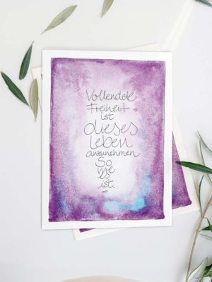 Farbenfroher Aquarell Kunstdruck in A4 mit sanften Aquarelltönen in Violett, Blau und Rosa umrahmen die handgeschriebene Botschaft: „Vollendete Freiheit ist dieses Leben anzunehmen, so wie es ist."