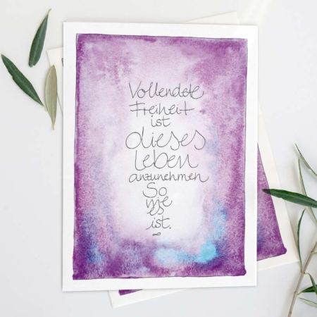 Farbenfroher Aquarell Kunstdruck in A4 mit sanften Aquarelltönen in Violett, Blau und Rosa umrahmen die handgeschriebene Botschaft: „Vollendete Freiheit ist dieses Leben anzunehmen, so wie es ist."