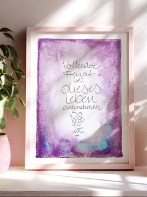 Farbenfroher Aquarell Kunstdruck in A4 mit sanften Aquarelltönen in Violett, Blau und Rosa umrahmen die handgeschriebene Botschaft: „Vollendete Freiheit ist dieses Leben anzunehmen, so wie es ist."