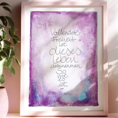Farbenfroher Aquarell Kunstdruck in A4 mit sanften Aquarelltönen in Violett, Blau und Rosa umrahmen die handgeschriebene Botschaft: „Vollendete Freiheit ist dieses Leben anzunehmen, so wie es ist."