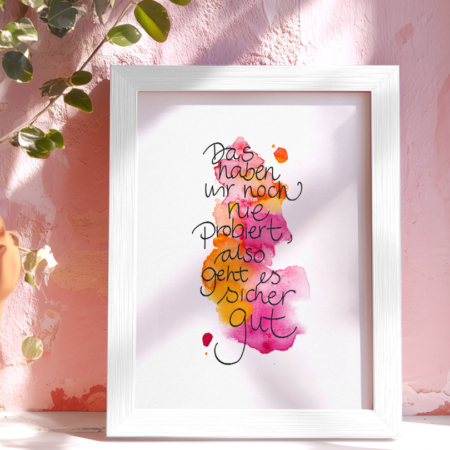 „Farbenfroher Aquarell Kunstdruck in A4 mit dem Zitat: ‚Das haben wir noch nie probiert, also geht es sicher gut‘ in verspielter Handschrift auf pink-orangem Farbverlauf.“