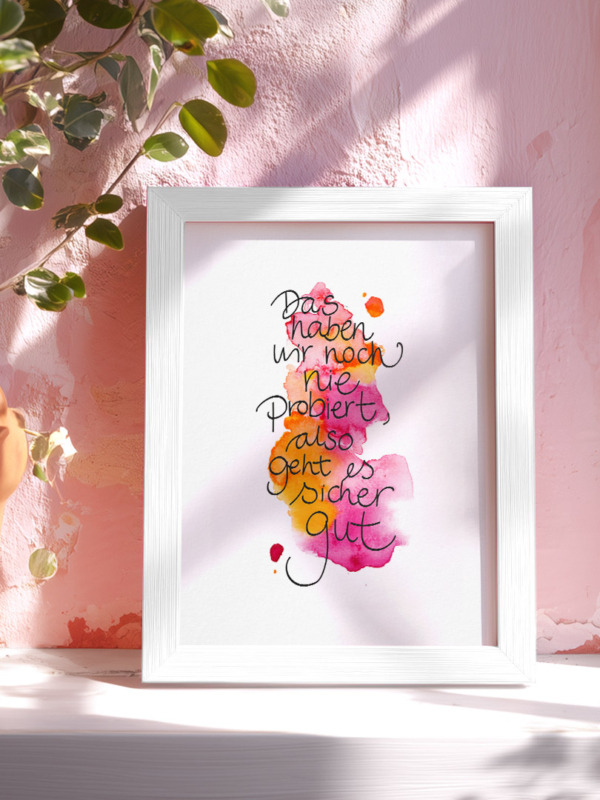 „Farbenfroher Aquarell Kunstdruck in A4 mit dem Zitat: ‚Das haben wir noch nie probiert, also geht es sicher gut‘ in verspielter Handschrift auf pink-orangem Farbverlauf.“