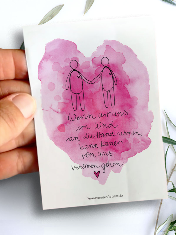 „Sticker mit Herzmotiv, darin das Zitat: ‚Wenn wir uns im Wind an die Hand nehmen, kann keiner von uns verloren gehen“