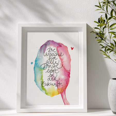 Kunstdruck eines Aquarells in lebendigen, ineinanderfließenden Farben – von kühlem Blau und Grün bis zu warmem Rot, Pink und Gelb. Im Zentrum steht in geschwungener, handgeschriebener Schrift der Satz: Die Ursache für alle Dinge liegt in der Zukunft.